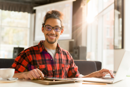 Brasil alcança marca histórica de jovens aprendizes e amplia oportunidades de inserção no mercado de trabalho