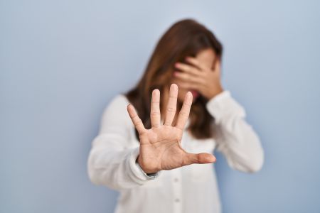 Violência muda rotina e escolhas de 98% das mulheres brasileiras