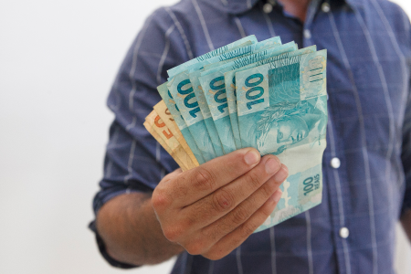 Governo libera R$ 4,6 bi de saldos retidos do FGTS para trabalhadores demitidos que optaram pelo saque-aniversário