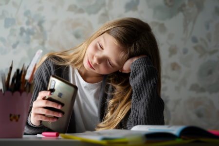 Sete em cada dez adolescentes dormem mal; celular à noite é o maior desafio, diz médico