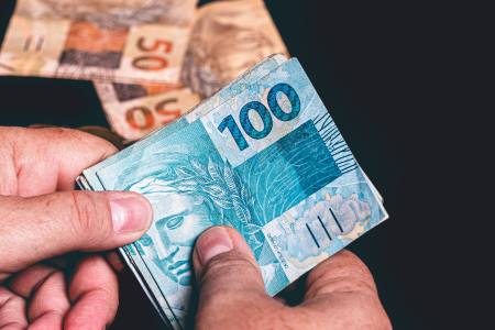 Trabalhadores nascidos em setembro e outubro recebem abono salarial