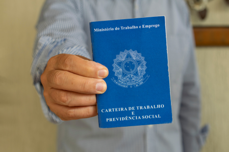 Desemprego cai a 5,3% e Brasil bate recorde de pessoas ocupadas