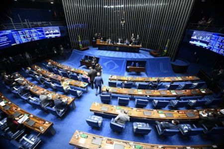 Senado aprova “trabalho voluntário” sem carteira assinada e valor menor que o mínimo
