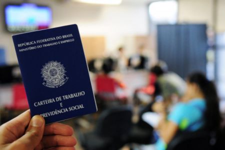 Brasil gera 180 mil empregos com carteira assinada em abril